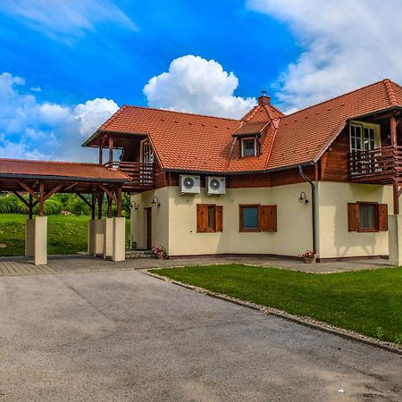 Szarvaskut Hotel Zirc Eksteriør bilde