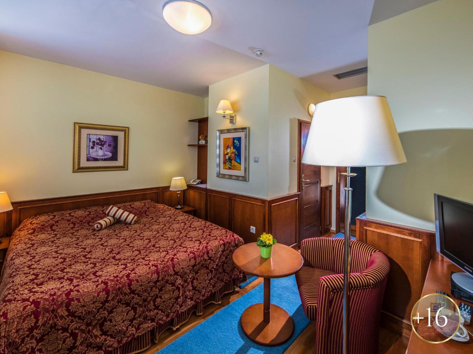 Szarvaskut Hotel Zirc Eksteriør bilde