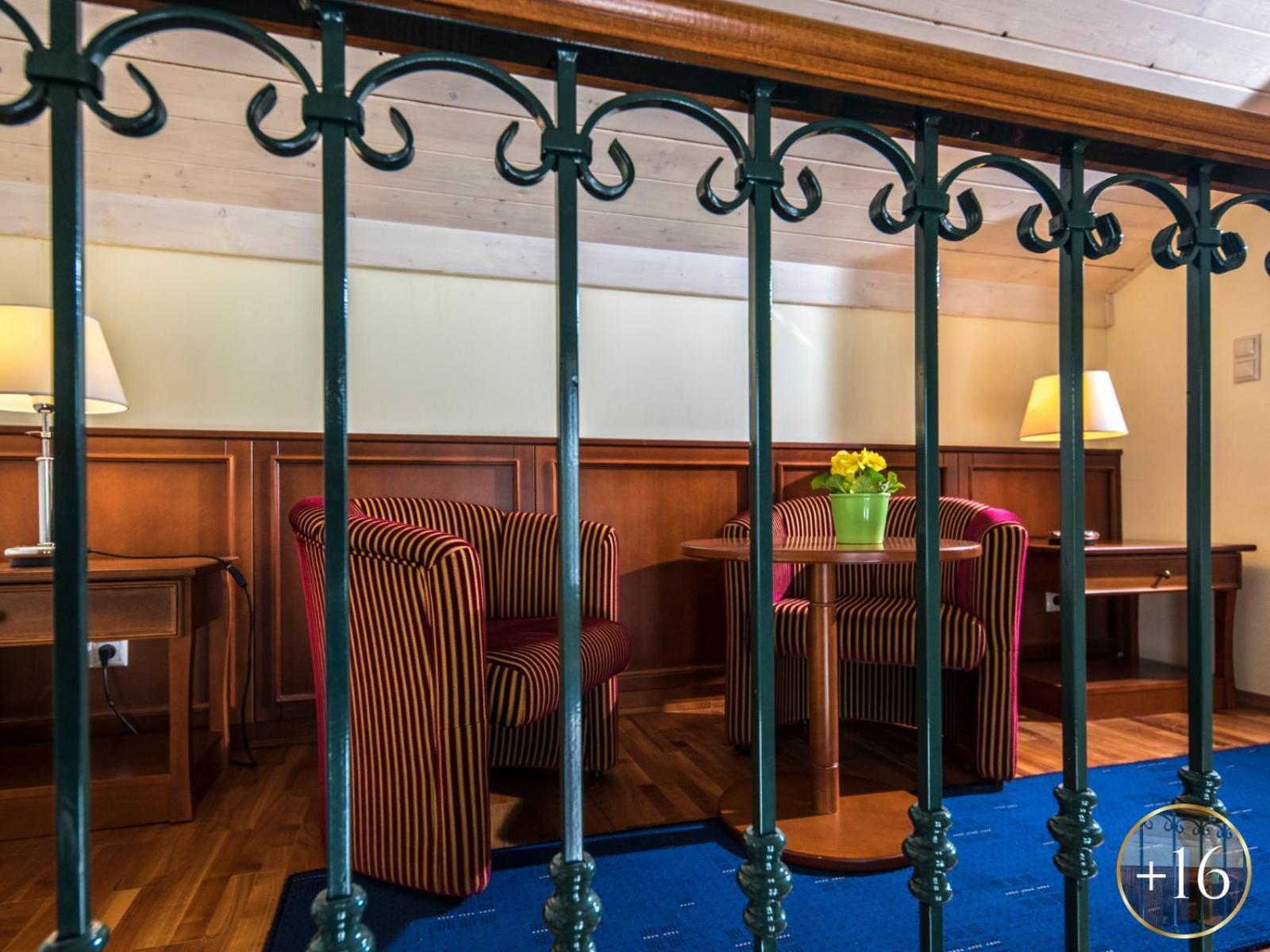 Szarvaskut Hotel Zirc Eksteriør bilde